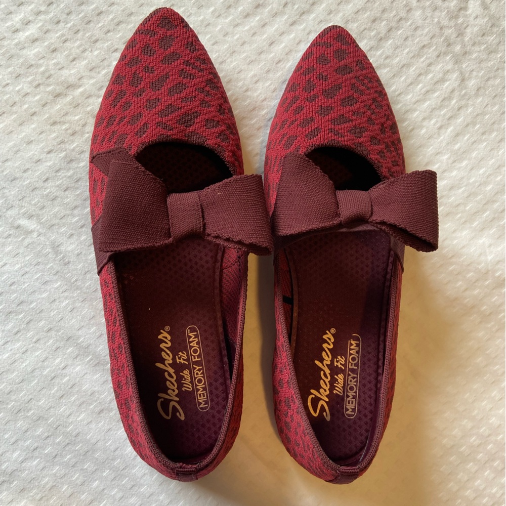 Skechers Women’s 158315 Burgundy Cleo Point Feline Fab Size 8.5 W Slip-On Flat